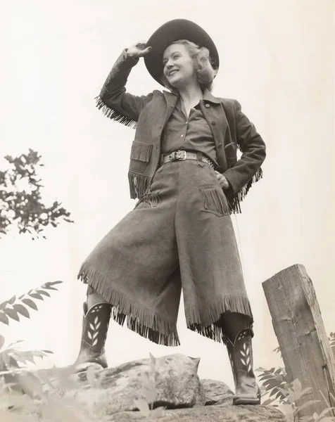 Femme en costume de cow-boy — Photo