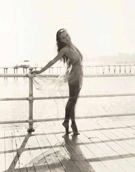 Mujer de pie en el muelle — Foto de Stock