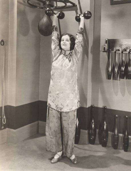  woman lifting dumbbells 