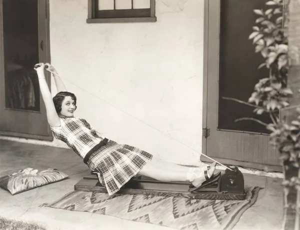 Mujer usando máquina de remo — Foto de Stock