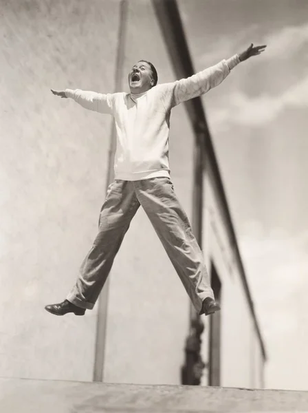 Мужчина прыгает на батуте — стоковое фото