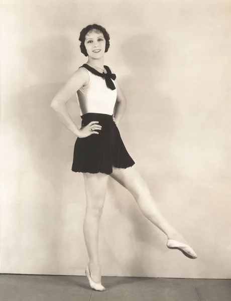 Mujer con zapatos de ballet — Foto de Stock