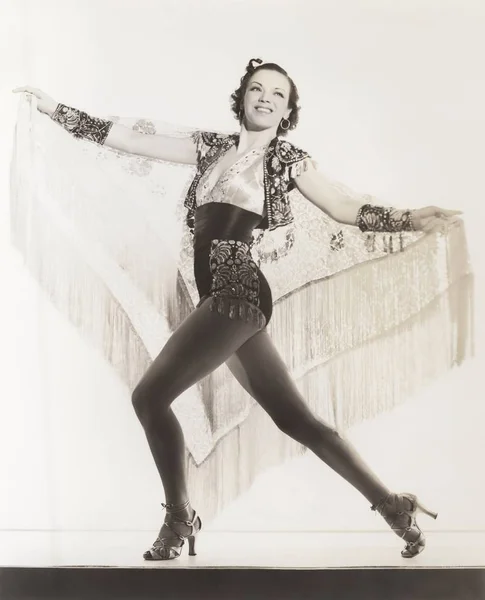 Χορεύτρια performing επί σκηνής — Φωτογραφία Αρχείου