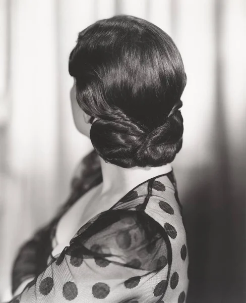 Mulher mostrando seu penteado — Fotografia de Stock