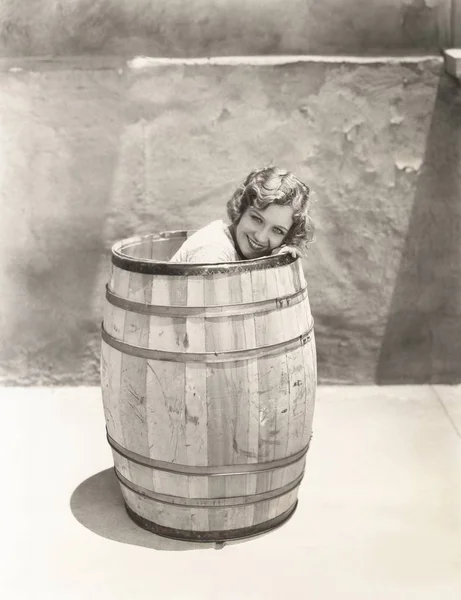 Mulher sentada dentro do barril — Fotografia de Stock