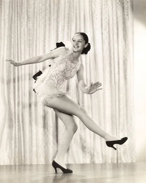 Mujer bailando contra cortina —  Fotos de Stock