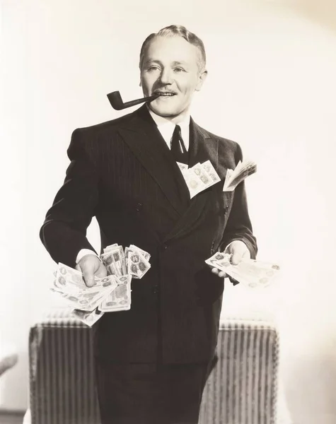 口の中で喫煙パイプを運ぶ男 ロイヤリティフリーのストック写真