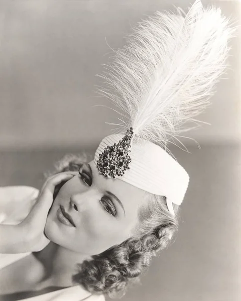 Femme portant un chapeau de plumes Photos De Stock Libres De Droits