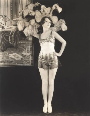 Model giyen headdress