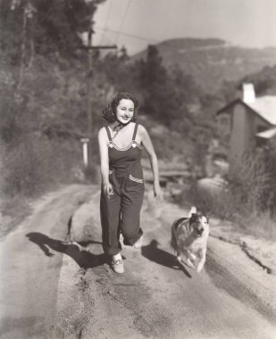 kadın ve sokakta çalışan köpek