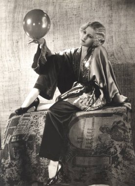 kadın tutarak balon 