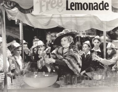 Ücretsiz limonata dağıtma kadın