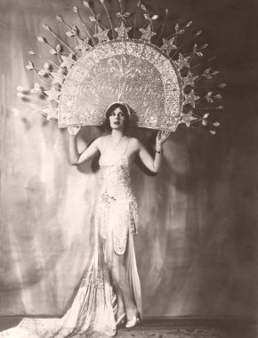Model giyen headdress