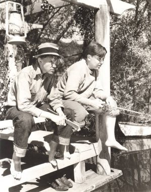 Genç çocuk balık tutuyor.