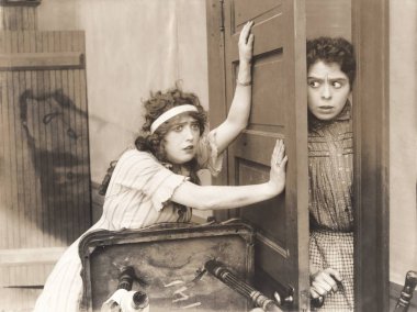 kadın iterek kapıyı 