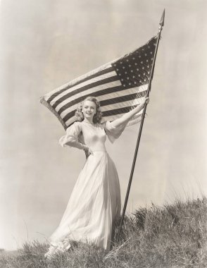  Amerikan bayrağı tutan kadın