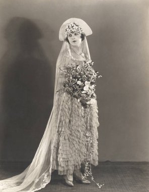 Elinde çiçek buketi gelin 