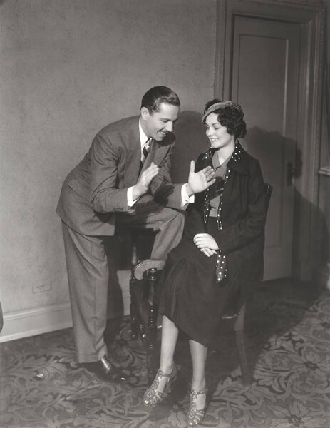 женщина смотрит на мужчину