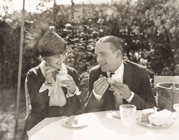 Paar beim Eis essen — Stockfoto