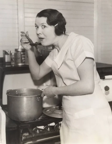 Empregada comida degustação — Fotografia de Stock