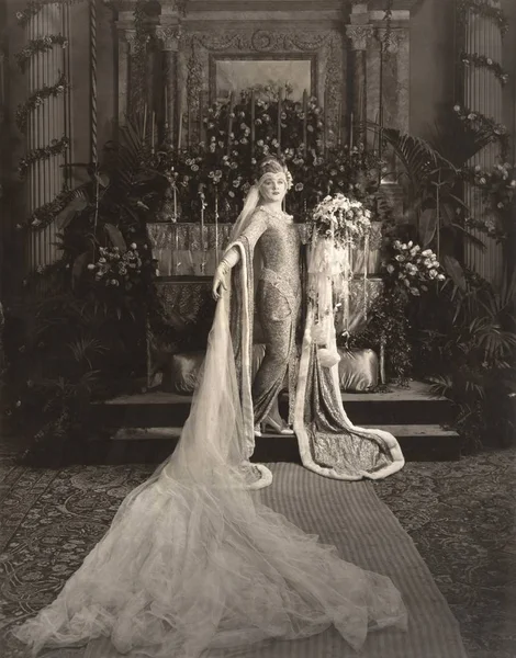 Невеста с вуалью дома — стоковое фото