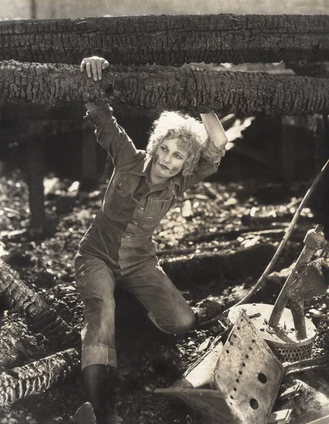 Frau bewegt sich unter Baumstämmen — Stockfoto