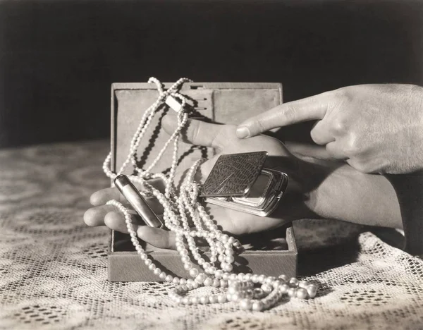 Mãos com colares de pérolas — Fotografia de Stock