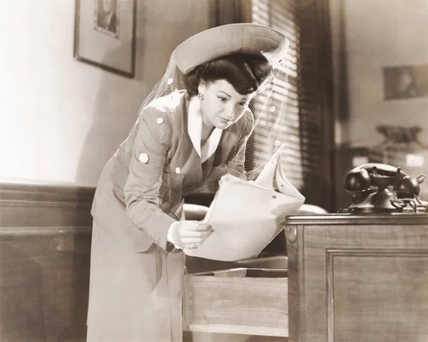 Woman reading documents — Stock Photo, Image