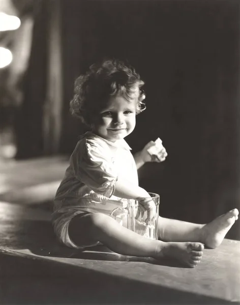 Menina brincando com copo de cerveja — Fotografia de Stock