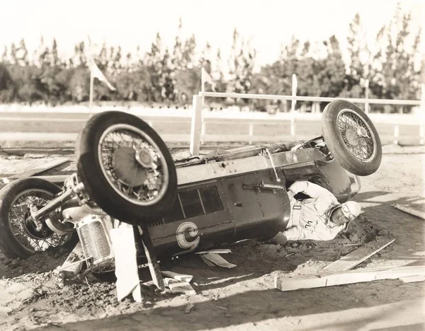 Hombre en coche deportivo al revés — Foto de Stock