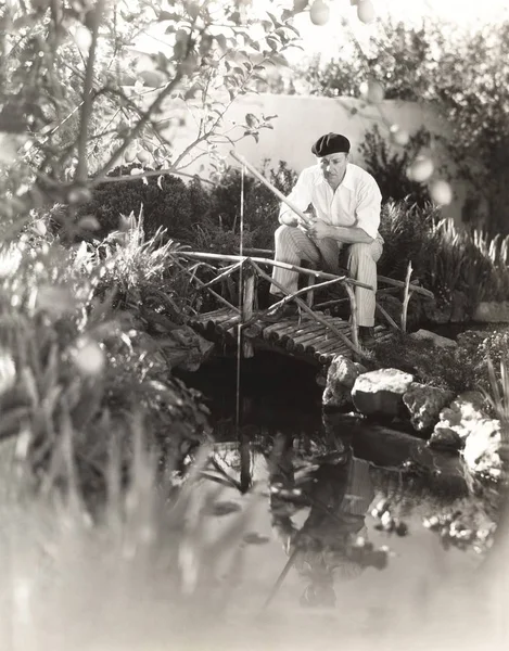 男の池で釣り — ストック写真