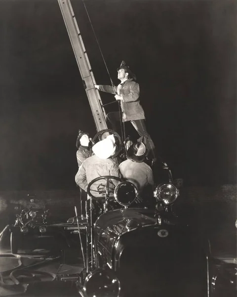 Ο συνάδελφος που κινείται επάνω Σκάλα — Φωτογραφία Αρχείου