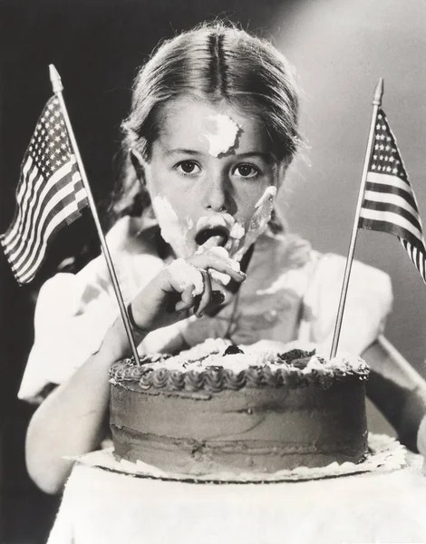 Ragazza con bandiere americane sulla torta — Foto Stock