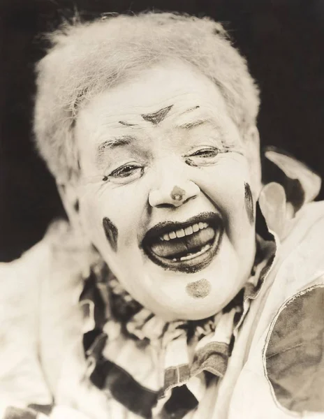 Glad clown med målade ansikte — Stockfoto