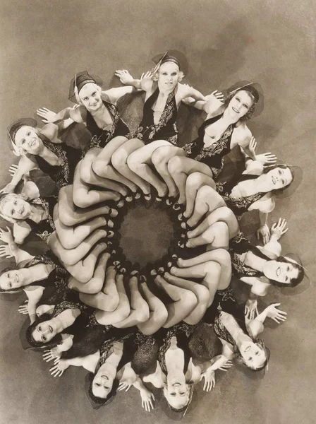 Modelos formando círculo com pernas — Fotografia de Stock
