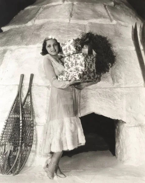 Γυναίκα που μεταφέρουν κουτιά δώρων — Φωτογραφία Αρχείου