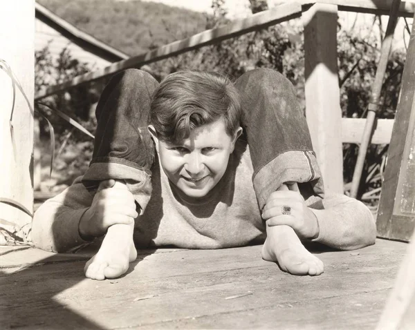 Chłopiec, ćwiczenia na deski podłogowej — Zdjęcie stockowe
