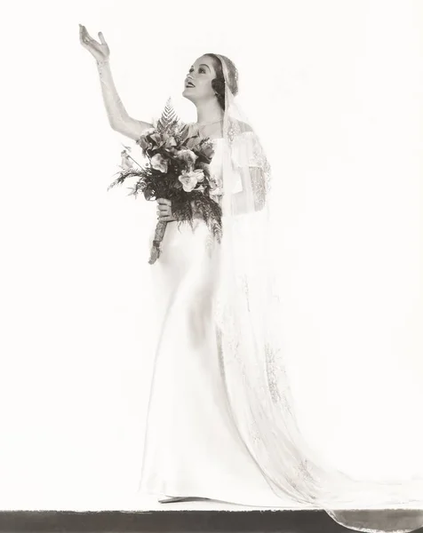 Noiva segurando buquê de flores — Fotografia de Stock