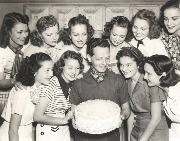 Uomo in possesso di torta — Foto Stock