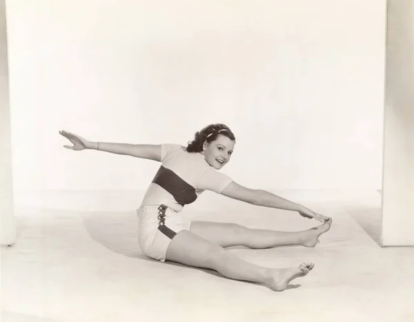 Mujer haciendo ejercicio en el suelo — Foto de Stock