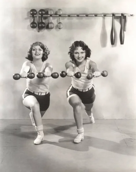 Mulheres se exercitando com halteres — Fotografia de Stock