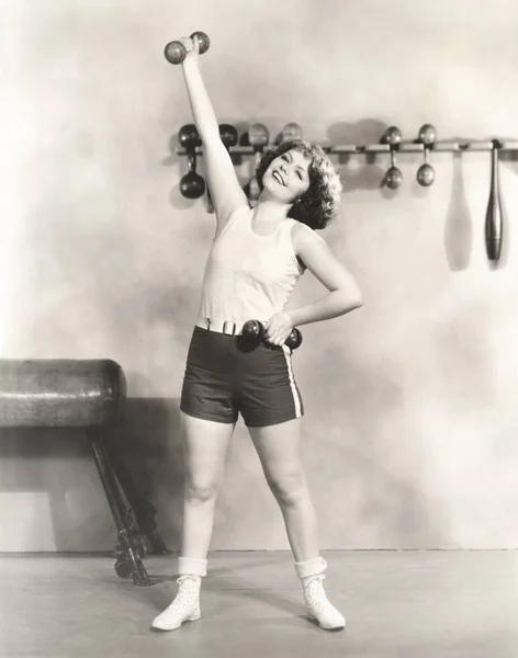 Femme faisant de l'exercice avec haltères — Photo