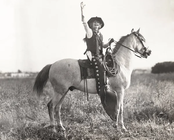 Cowgirl ridning häst Royaltyfria Stockfoton