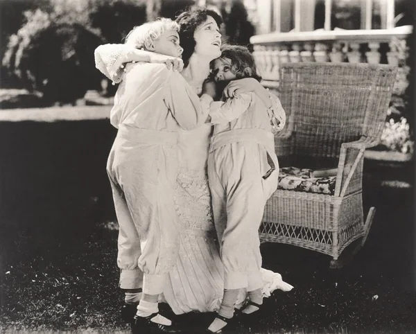Женщина обнимает детей Лицензионные Стоковые Фото