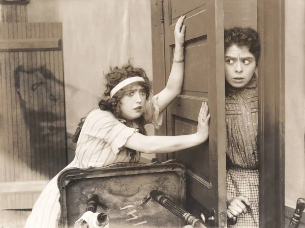 Жінка штовхає двері Стокове Фото