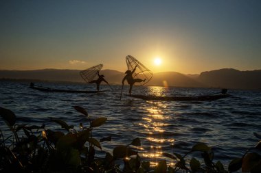 Myanmar, shan devlet, Inle Gölü intha balıkçı tekne şaşırtıcı gün batımında