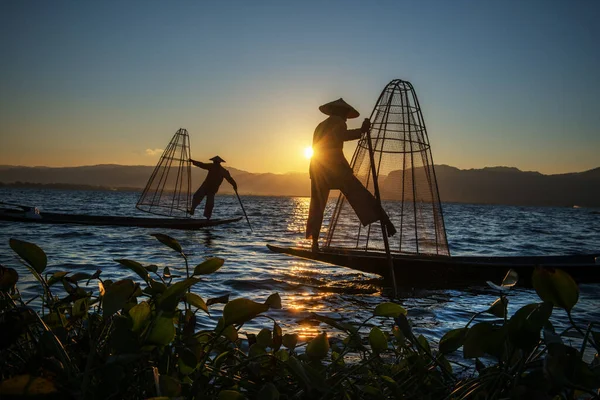 Myanmar, Shan state, Inle lake Intha fisherman on boat at amazing sunset — Stock Photo, Image