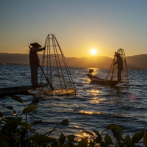 Myanmar, Shan state, Inle lake Intha fisherman on boat at amazing sunset — Stock Photo, Image