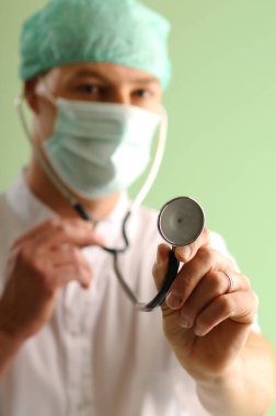 COVID 19, Corona virüsü - Yeşil arka planda genç doktor veya tıbbi yardım ilüstrasyonu