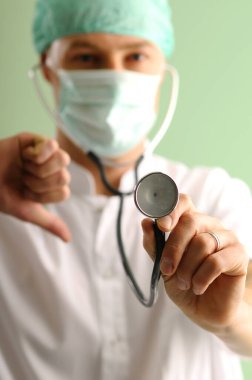 COVID 19, Corona virüsü - Yeşil arka planda genç doktor veya tıbbi yardım ilüstrasyonu